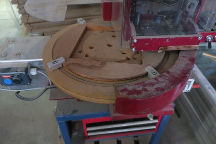 351743-2 List cutter, round with accompanying table