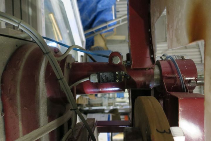 351743-11 List cutter, round with accompanying table