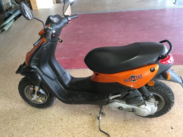 396675-1 Moped Peugeot Trekker