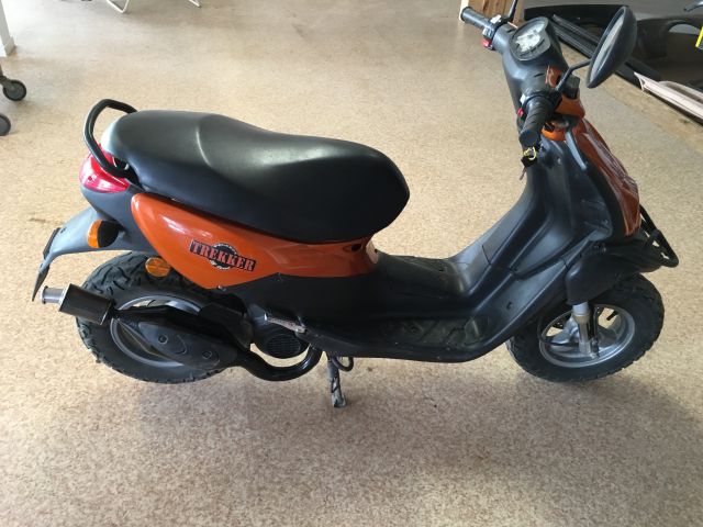 396675-3 Moped Peugeot Trekker