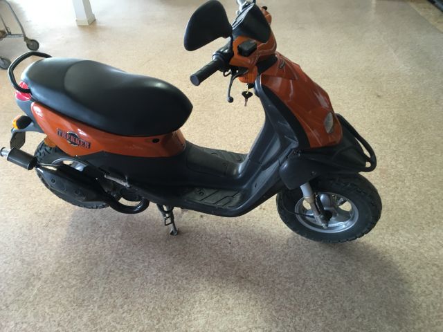 396675-4 Moped Peugeot Trekker