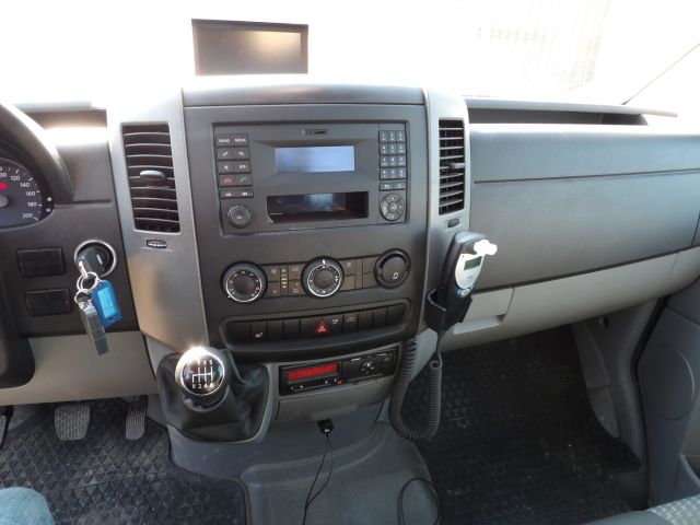 379502-7 VW Crafter with crane -15