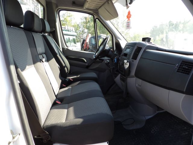 379502-13 VW Crafter with crane -15