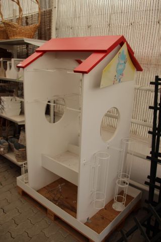 402433-1 Exponeringsmöbel "hus" samt hyllsystem 4 sektioner