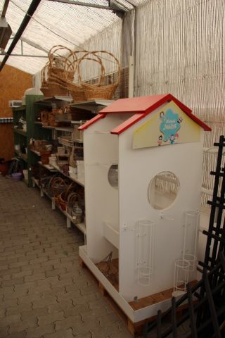 402433-2 Exponeringsmöbel "hus" samt hyllsystem 4 sektioner