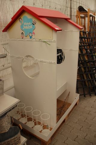 402433-3 Exponeringsmöbel "hus" samt hyllsystem 4 sektioner