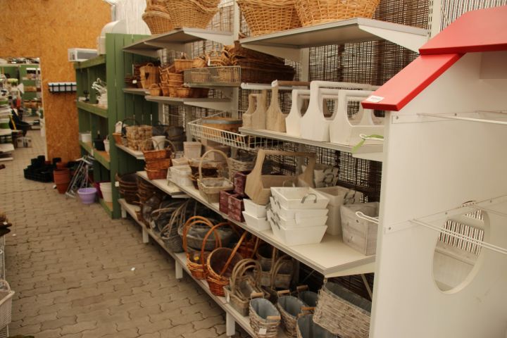 402433-4 Exponeringsmöbel "hus" samt hyllsystem 4 sektioner