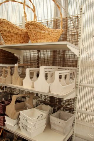 402433-5 Exponeringsmöbel "hus" samt hyllsystem 4 sektioner