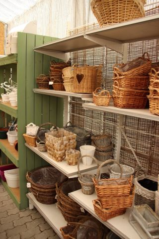 402433-6 Exponeringsmöbel "hus" samt hyllsystem 4 sektioner