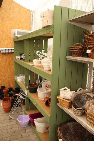 402433-7 Exponeringsmöbel "hus" samt hyllsystem 4 sektioner