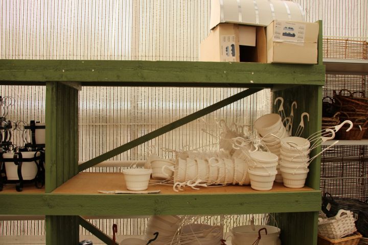 402433-9 Exponeringsmöbel "hus" samt hyllsystem 4 sektioner