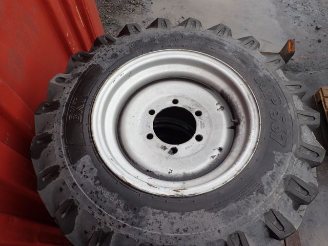 407141-2 Entreprenaddäck på fälg