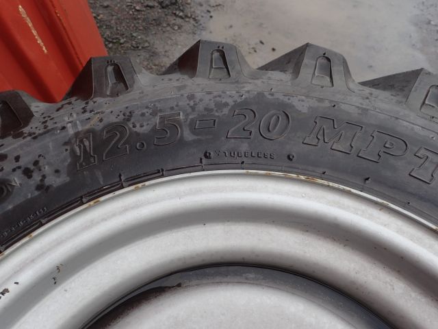 407141-5 Entreprenaddäck på fälg