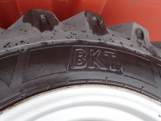 407141-6 Entreprenaddäck på fälg