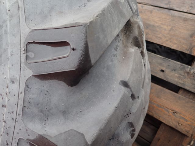 407141-10 Entreprenaddäck på fälg