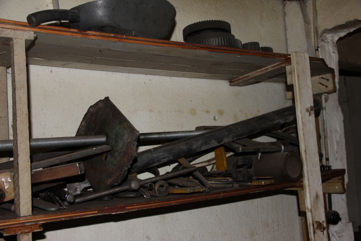 407287-10 Everything in the shelf