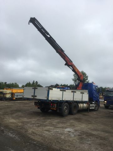 403669-2 VOLVO FH12 6 * 2 with tipping flap and Palfinger crane. ROR493