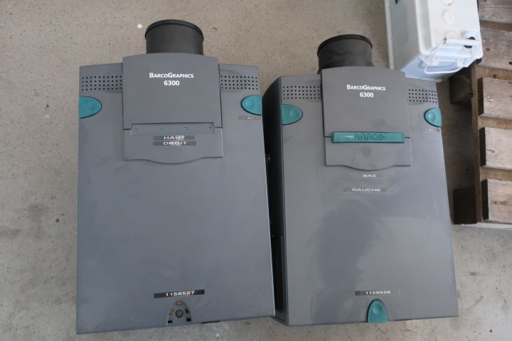 310293-2 2 projectors from Barco Graphics.