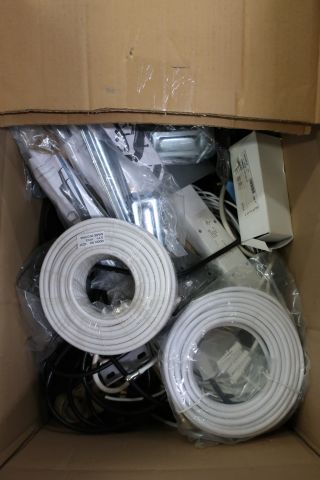 397126-8 Parti med digitalboxar och tillbehör till digital-TV