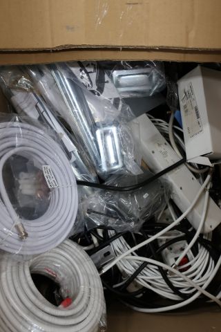 397126-9 Parti med digitalboxar och tillbehör till digital-TV