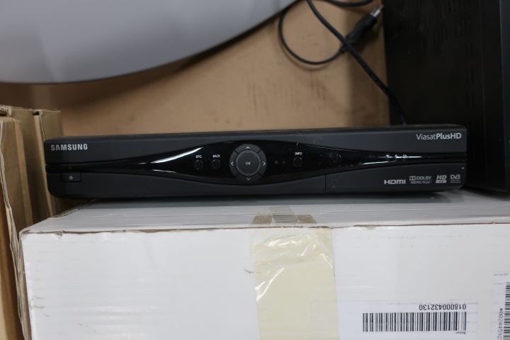 397126-12 Parti med digitalboxar och tillbehör till digital-TV