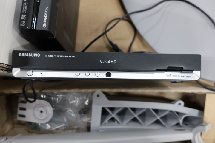 397126-13 Parti med digitalboxar och tillbehör till digital-TV