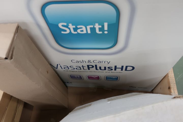 397126-20 Parti med digitalboxar och tillbehör till digital-TV