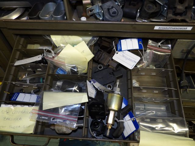 413235-25 Lots of carparts for Volkswagen etc.