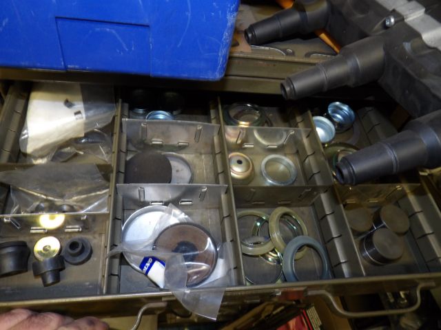 413235-38 Lots of carparts for Volkswagen etc.