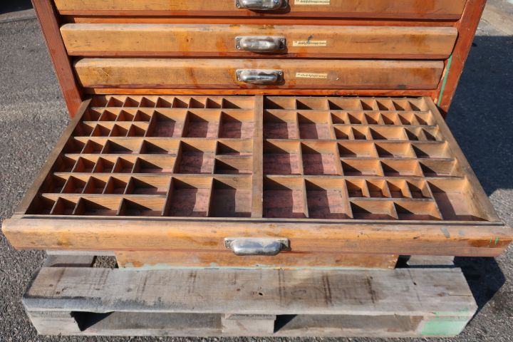 414956-3 Pharmacist cupboard