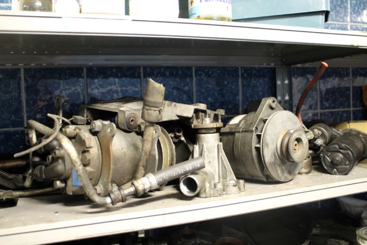 392950-3 Lagerhyllor 5 sektioner med innehåll (bildelar)