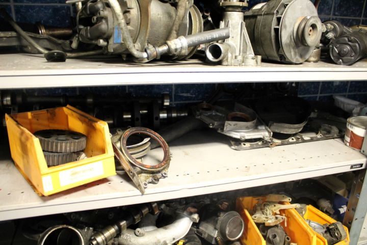 392950-4 Lagerhyllor 5 sektioner med innehåll (bildelar)