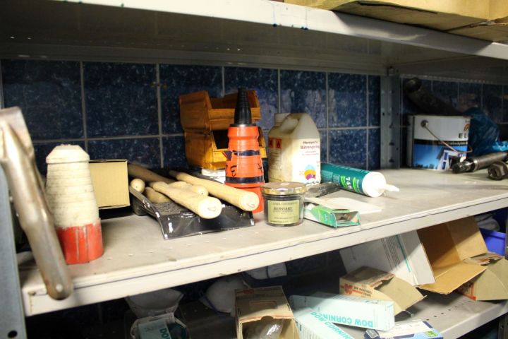 392950-7 Lagerhyllor 5 sektioner med innehåll (bildelar)