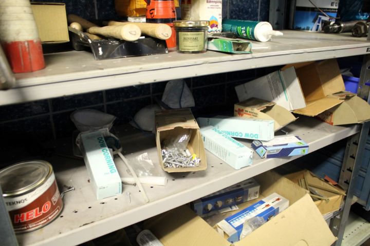 392950-8 Lagerhyllor 5 sektioner med innehåll (bildelar)