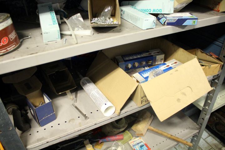 392950-9 Lagerhyllor 5 sektioner med innehåll (bildelar)