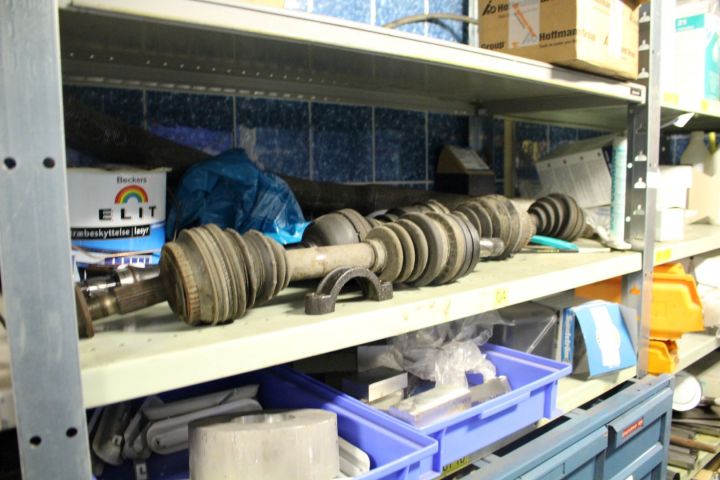 392950-11 Lagerhyllor 5 sektioner med innehåll (bildelar)