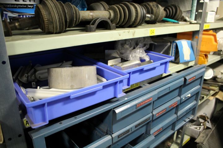 392950-12 Lagerhyllor 5 sektioner med innehåll (bildelar)