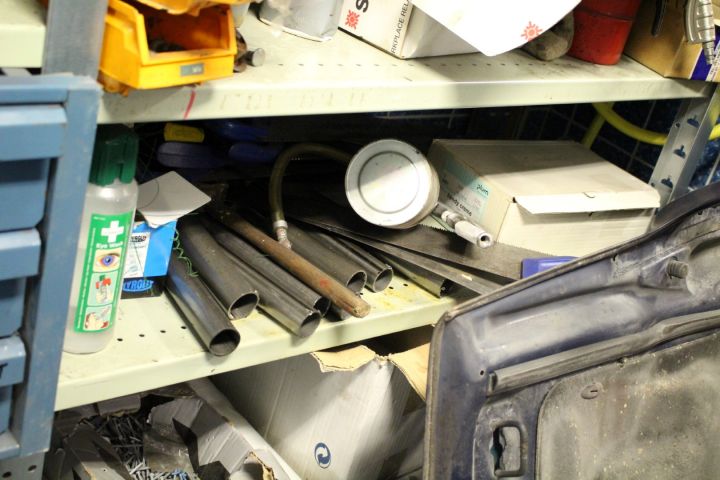 392950-15 Lagerhyllor 5 sektioner med innehåll (bildelar)