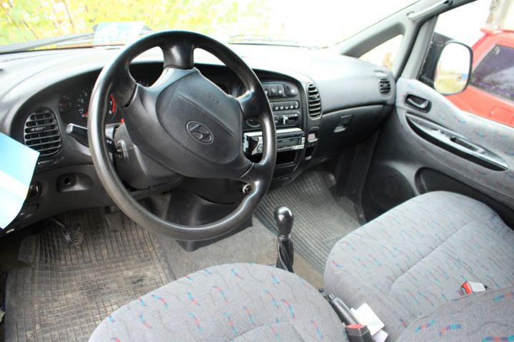 392956-6 Hyundai H-1 2,4 9-sits -1998 (112hk, 16715mil)