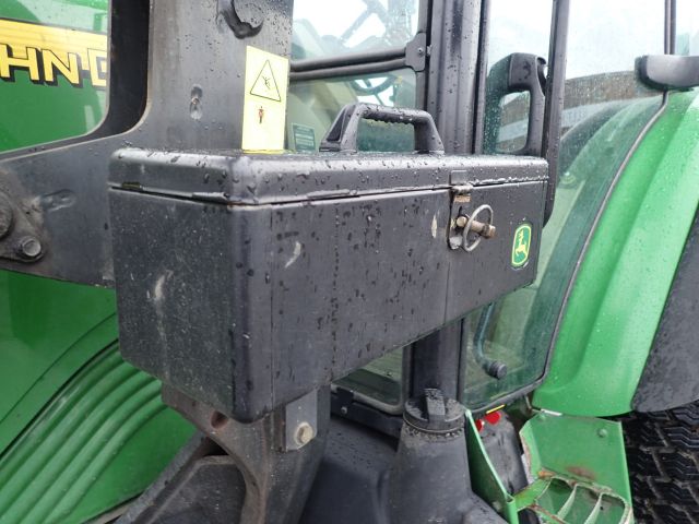402752-32 JOHN DEERE 5620 Reg: UKU058