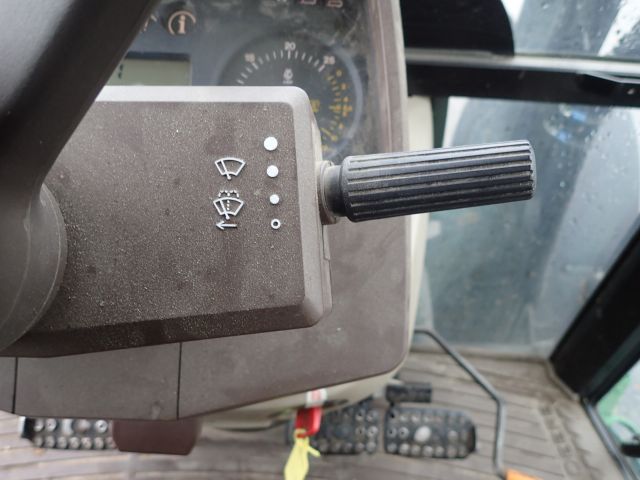 402752-74 JOHN DEERE 5620 Reg: UKU058