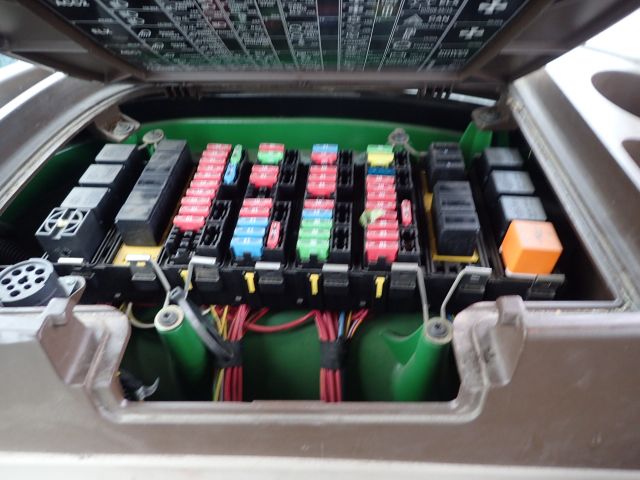 402752-89 JOHN DEERE 5620 Reg: UKU058