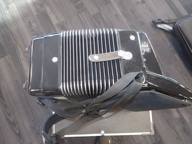 400457-4 NEW Accordion Roland FR-3x