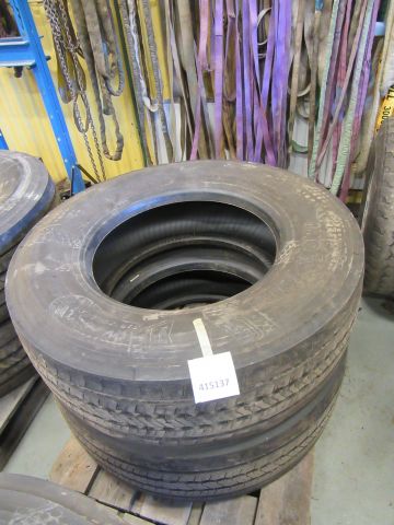 415140-1 2 st lastbilsdäck i nyskick, Bridgestone R-Steer 001 - 315/70R22,5