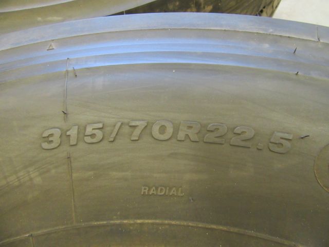 415140-4 2 st lastbilsdäck i nyskick, Bridgestone R-Steer 001 - 315/70R22,5