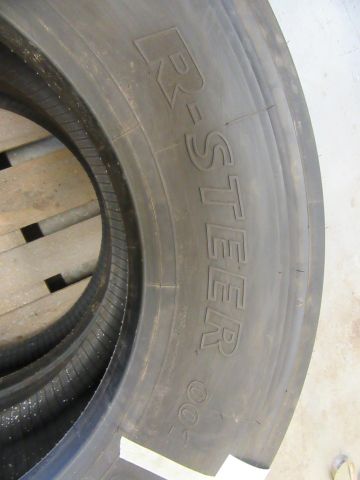 415140-3 2 st lastbilsdäck i nyskick, Bridgestone R-Steer 001 - 315/70R22,5