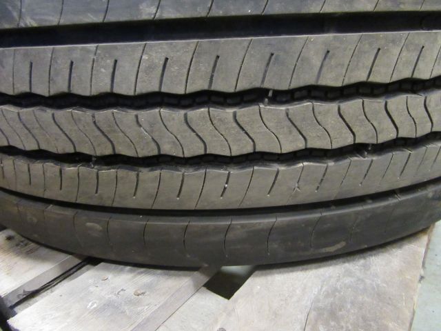 415140-7 2 st lastbilsdäck i nyskick, Bridgestone R-Steer 001 - 315/70R22,5