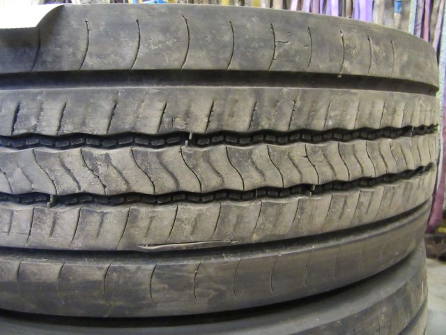 415140-8 2 st lastbilsdäck i nyskick, Bridgestone R-Steer 001 - 315/70R22,5