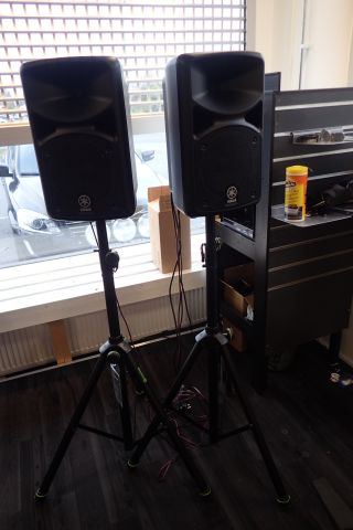 400601-1 2 speakers with tripod Yamaha Stagepas 400 i (Modified info)