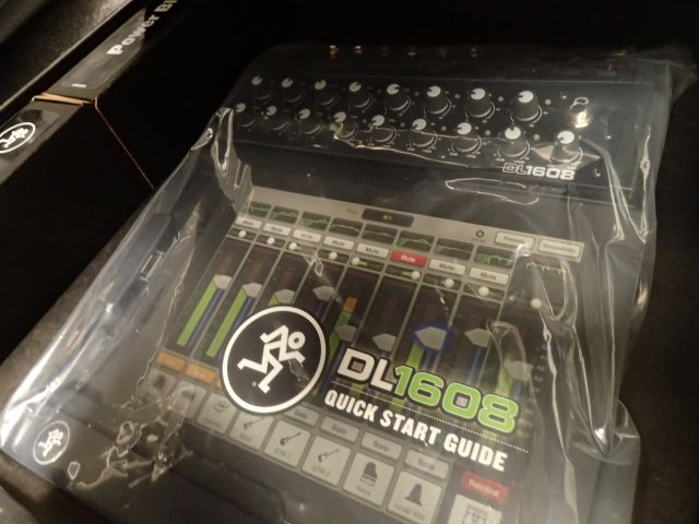 400769-7 Mackie DL1608 16 Channel Digital Sound Mixer w / Lightning iPad Control